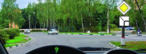 Вы намерены продолжить движение по главной дороге. Обязаны ли Вы при этом включить правые указатели поворота?