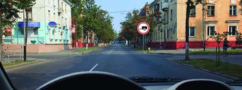 Разрешено ли Вам при управлении легковым автомобилем с прицепом продолжить движение в прямом направлении?