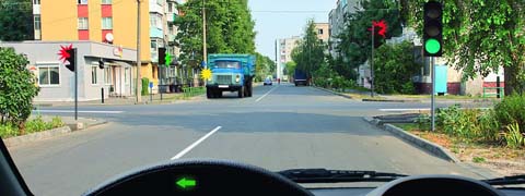 Вы намерены повернуть налево. Следует ли уступить дорогу грузовому автомобилю?